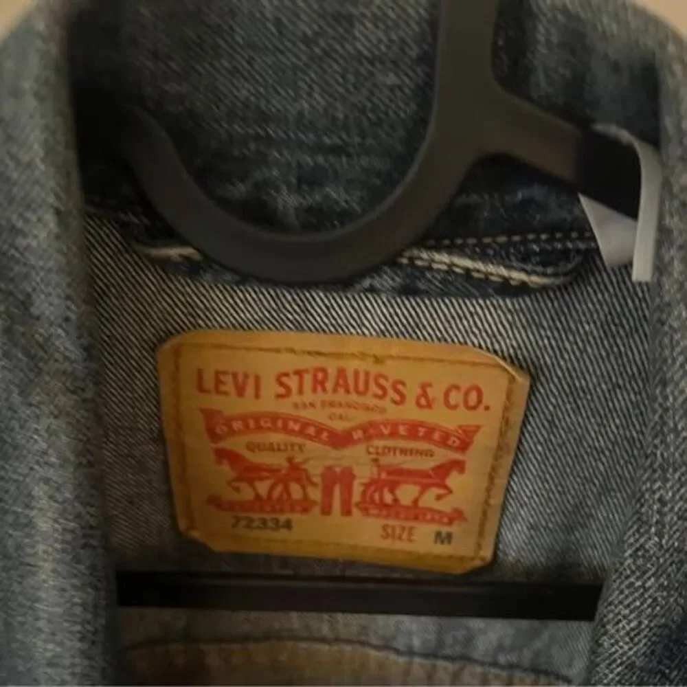 Levi’s 72334 Men’s Distressed Denim Trucker Jacket - Medium Wash (Size M)